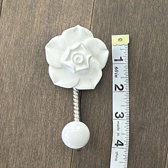 ANTHROPOLOGIE White Rose Ceramic Wall Hook, Silver Metal Twist, Home Decor - Picture 6 of 6